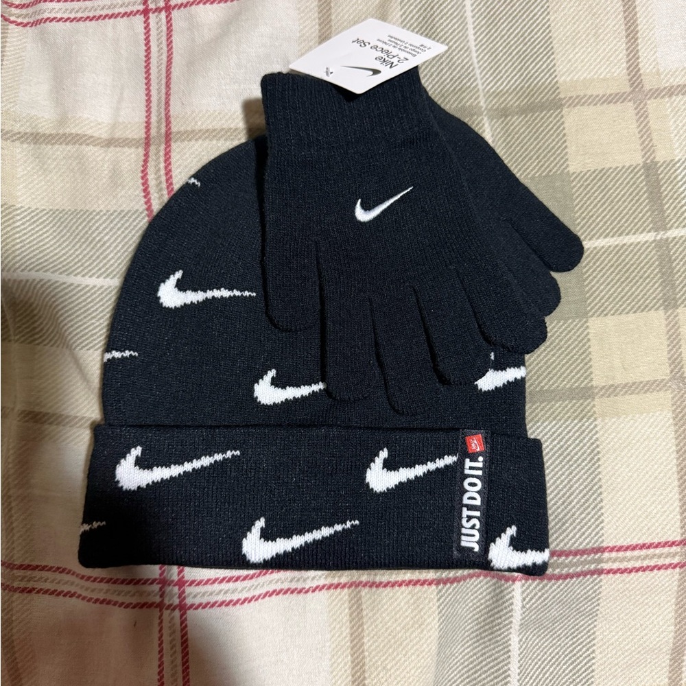 Nike Kids Black and White Gloves with Swoosh Design - Picture 2 of 2